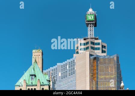 Gros plan des gratte-ciels dans le quartier financier et du centre-ville de Toronto, Canada. Contraste architectural avec le sommet du Fairmont Royal York Hote Banque D'Images