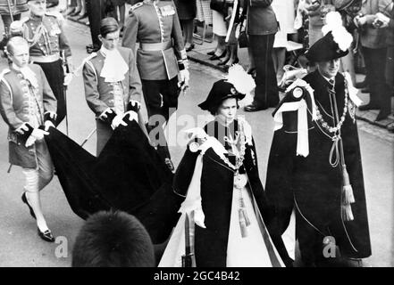 LA REINE ELIZABETH II COMMANDE UN SERVICE DE CORTÈGE AU CHÂTEAU DE WINDSOR ; 15 JUIN 1964 Banque D'Images