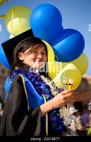 Une jeune femme asiatique a obtenu son diplôme en ballons et champagne V. Banque D'Images