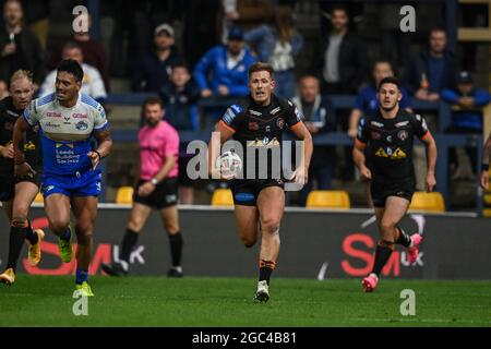 Greg Eden (23) de Castleford Tigers s'éloigne du pack Banque D'Images