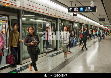 Passagers au départ de MTR Subway à Kowloon, Hong Kong, Chine Banque D'Images