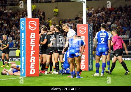 Greg Eden de Castleford Tigers célèbre la quatrième tentative du match de la Super League de Betfred au stade Emerald Headingley, à Leeds. Date de la photo : vendredi 6 août 2021. Banque D'Images