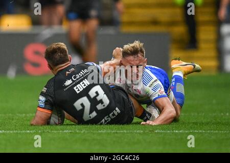 Leeds, Royaume-Uni. 06e août 2021. Greg Eden (23) de Castleford Tigers est attaqué par Brad Dwyer (14) de Leeds Rhinos à Leeds, Royaume-Uni, le 8/6/2021. (Photo de Craig Thomas/News Images/Sipa USA) crédit: SIPA USA/Alay Live News Banque D'Images