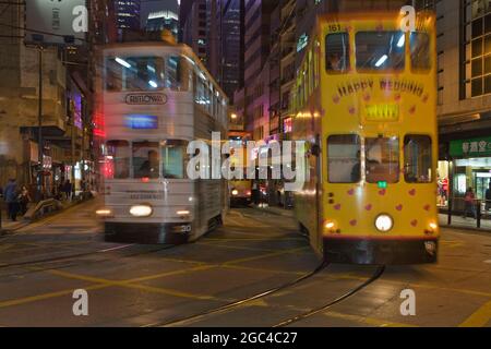 La nuit, découvrez les bus à impériale très fréquentés de Hong Kong Banque D'Images