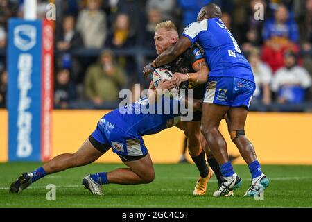 Leeds, Royaume-Uni. 06e août 2021. Oliver Holmes (11) de Castleford Tigers est attaqué par Rhyse Martin (12) de Leeds Rhinos et Robert Lui (6) de Leeds Rhinos à Leeds (Royaume-Uni) le 8/6/2021. (Photo de Craig Thomas/News Images/Sipa USA) crédit: SIPA USA/Alay Live News Banque D'Images