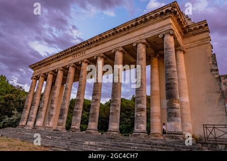 Vue extérieure de l'ancien bâtiment du théâtre romain. Ancien théâtre en plein air près de Nîmes, France. Architecture et monument de Rome. Photo de haute qualité Banque D'Images