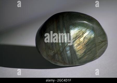 Pierre tumillée de Labradorite naturelle affichant une labradorescence Banque D'Images
