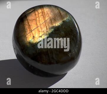 Pierre tumillée de Labradorite naturelle affichant une labradorescence Banque D'Images