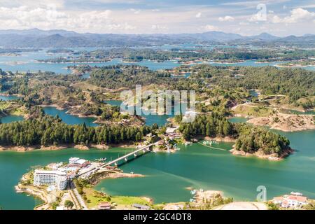 Vue aérienne du lac du barrage de Guatape (Penol) en Colombie Banque D'Images