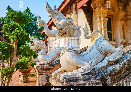 Les sculptures des créatures mythiques de Kochasri avec corps de lion et tête de l'éléphant au Viharn de Wat Pratu pong, Lampang, Thaïlande Banque D'Images