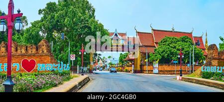 LAMHPUN, THAÏLANDE - 8 MAI 2019: Panorama avec des restes de brique Pratu Chang si mur de la ville, porte du Nord et le toit en pignon du temple Wat Chang si, on Banque D'Images