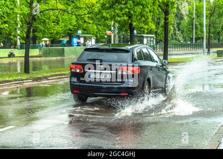 De fortes pluies et des orages laissent des rues sous l'eau dans la ville de Gdansk, en Pologne Banque D'Images