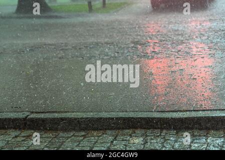 De fortes pluies et des orages laissent des rues sous l'eau dans la ville de Gdansk, en Pologne Banque D'Images