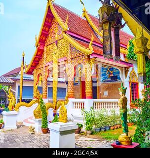 La vue sur le magnifique bâtiment du temple Wat Thong Satja avec des lanternes traditionnelles de Lanna en premier plan, Lamphun, Thaïlande Banque D'Images
