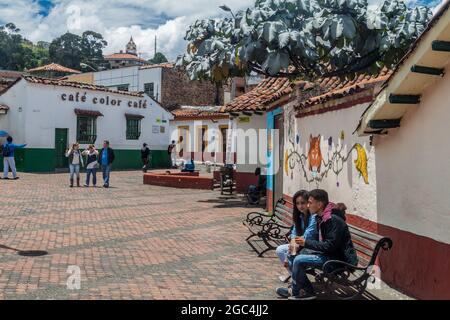 BOGOTA, COLOMBIE - 24 SEPTEMBRE 2015 : petite place Plazoleta del Chorro de Quevedo dans le quartier de la Candelaria de Bogota Banque D'Images