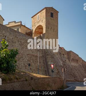 Novilara - Pesaro, la tour de porte du village fortifié, province de Pesaro et Urbino, Marche, Italie Banque D'Images