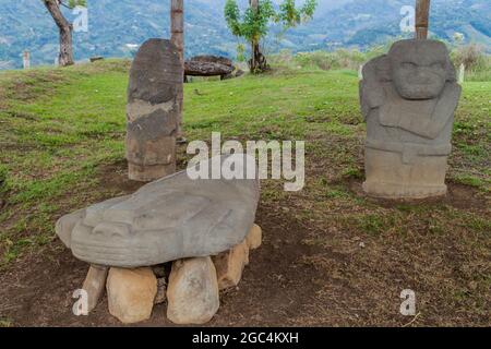 Statues anciennes sur le site de l'Alto de Lavapatas dans le parc archéologique de San Agustin, Colombie Banque D'Images