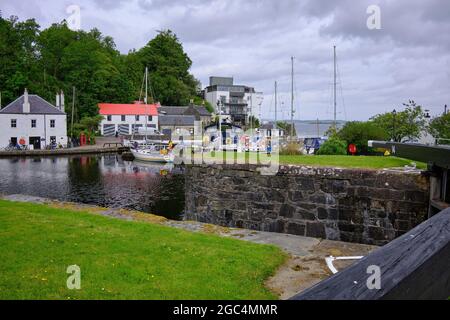 Avec l'hôtel et le café en arrière-plan, l'écluse de mer de Crinan avec des navires amarrés Banque D'Images