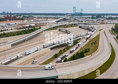 Detroit, Michigan, États-Unis. 6 août 2021. Une grève des travailleurs des douanes canadiens a entraîné d'énormes retards aux postes frontaliers entre les États-Unis et le Canada. Les camions ont été sauvegardés sur des kilomètres sur les autoroutes de Detroit, attendant de traverser le pont Ambassador. L'Alliance de la fonction publique du Canada et le Syndicat des douanes et de l'immigration ont pris des mesures après avoir été sans contrat depuis trois ans. Bien que les syndicats l'aient qualifié de grève, techniquement, il s'agissait d'une action de travail pour gouverner. Crédit : Jim West/Alay Live News Banque D'Images