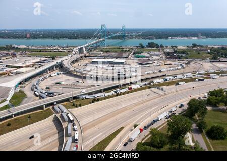 Detroit, Michigan, États-Unis. 6 août 2021. Une grève des travailleurs des douanes canadiens a entraîné d'énormes retards aux postes frontaliers entre les États-Unis et le Canada. Les camions ont été sauvegardés sur des kilomètres sur les autoroutes de Detroit, attendant de traverser le pont Ambassador. L'Alliance de la fonction publique du Canada et le Syndicat des douanes et de l'immigration ont pris des mesures après avoir été sans contrat depuis trois ans. Bien que les syndicats l'aient qualifié de grève, techniquement, il s'agissait d'une action de travail pour gouverner. Crédit : Jim West/Alay Live News Banque D'Images