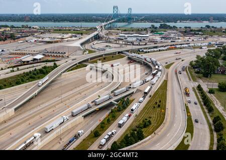 Detroit, Michigan, États-Unis. 6 août 2021. Une grève des travailleurs des douanes canadiens a entraîné d'énormes retards aux postes frontaliers entre les États-Unis et le Canada. Les camions ont été sauvegardés sur des kilomètres sur les autoroutes de Detroit, attendant de traverser le pont Ambassador. L'Alliance de la fonction publique du Canada et le Syndicat des douanes et de l'immigration ont pris des mesures après avoir été sans contrat depuis trois ans. Bien que les syndicats l'aient qualifié de grève, techniquement, il s'agissait d'une action de travail pour gouverner. Crédit : Jim West/Alay Live News Banque D'Images