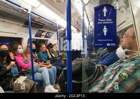 Londres, Royaume-Uni, 6 août 2021 : les passagers (la plupart du temps) portent un masque facial dans le métro de Londres et pouvaient rester socialement éloignés les uns des autres. Anna Watson/Alay Live News Banque D'Images