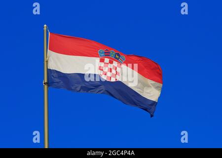 Le drapeau national ou Tricolore (Trobojnica) de Croatie volant fièrement au-dessus de la forteresse espagnole à Hvar, Croatie Banque D'Images