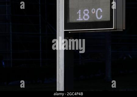 Le thermomètre de la rue affiche les degrés Celsius numériques. Météorologie et appareil météorologique, changement climatique, indicateur de réchauffement de la planète. Banque D'Images