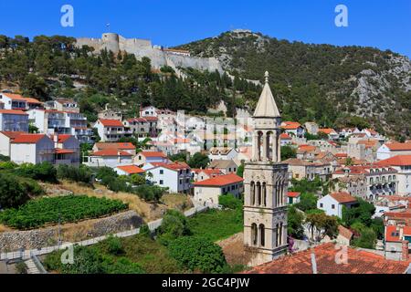 Vue panoramique sur l'église Saint-Marko, la cathédrale Saint-Étienne, le théâtre et la vieille ville de Hvar, Croatie Banque D'Images