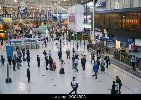 Londres, Royaume-Uni, 6 août 2021 : hall de la gare de Waterloo le vendredi soir d'été. Une fois que les principaux navetteurs sont partis pour la maison, les gens arrivent toujours à la gare pour passer la nuit sur la South Bank de Londres. Anna Watson/Alamy Banque D'Images