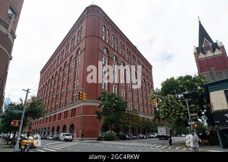 Le bâtiment Archive de 10 étages, qui occupe un pâté de maisons entier dans le Greenwich Village de Manhattan, est inscrit au registre national des lieux historiques. Banque D'Images