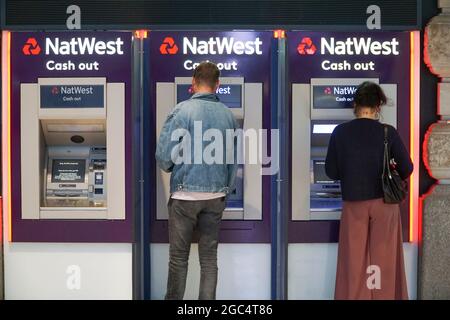 Londres, Royaume-Uni, 6 août 2021 : deux personnes utilisent les points de trésorerie de NatWest à la gare de Waterloo. La banque, qui est principalement détenue par le gouvernement, a récemment retrouvé sa rentabilité et est sur le point de verser un dividende important au Trésor. Anna Watson/Alamy Banque D'Images