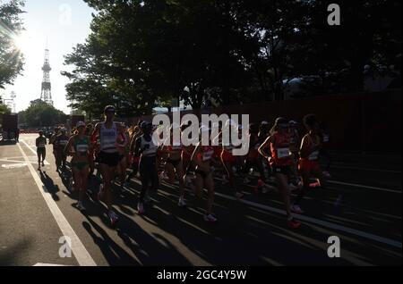 Sapporo, Japon. 7 août 2021. Les athlètes participent à la finale du marathon féminin aux Jeux Olympiques de Tokyo 2020 à Sapporo, Japon, le 7 août 2021. Credit: JU Huanzong/Xinhua/Alamy Live News Banque D'Images