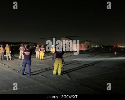 California National Guardsmen, le service d'incendie de Fresno et les services médicaux d'urgence du comté de Fresno attendent l'arrivée d'un hélicoptère CH-47 Chinook de la 40e Brigade d'aviation de combat transportant des évacués du feu de Creek le 6 septembre 2020 à la ligne de vol du 1106 Theatre Aviation Maintenance Group, Fresno, Californie. Le département militaire de la Californie a évacué plus de 200 personnes le long du réservoir Mammoth Pool lorsque l'incendie du ruisseau a explosé. (É.-U. Photo de la Garde nationale aérienne par le capitaine Jason Sanchez) Banque D'Images