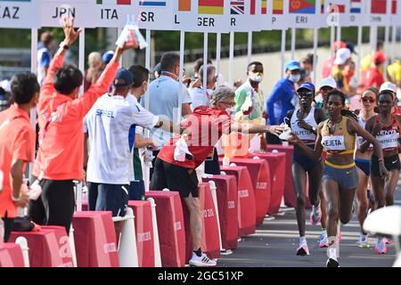 Sapporo, Japon. 7 août 2021. Les athlètes participent à la finale du marathon féminin aux Jeux Olympiques de Tokyo 2020 à Sapporo, Japon, le 7 août 2021. Credit: Guo Chen/Xinhua/Alay Live News Banque D'Images