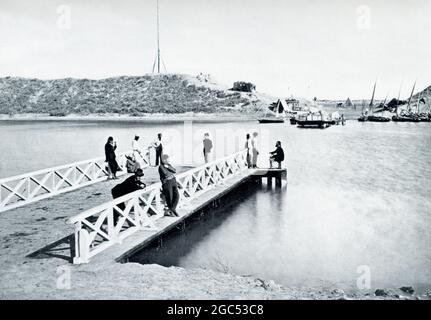 La légende accompagnant cette illustration de 1903 dans le livre de Gaston Maspero sur l’histoire de l’Égypte est la suivante : « Ferry sur la route de l’Égypte à la Syrie - Canal de Suez ». Banque D'Images