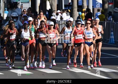 Sapporo, Japon. 7 août 2021. Les athlètes participent à la finale du marathon féminin aux Jeux Olympiques de Tokyo 2020 à Sapporo, Japon, le 7 août 2021. Credit: Guo Chen/Xinhua/Alay Live News Banque D'Images