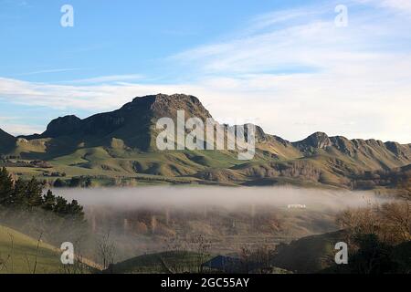 Vues panoramiques sur la chaîne de craggie, le pic de te Mata et les chutes de Maraetotara, Hawkes Bay, Nouvelle-Zélande Banque D'Images