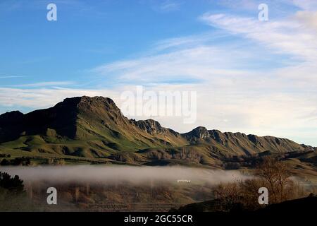 Vues panoramiques sur la chaîne de craggie, le pic de te Mata et les chutes de Maraetotara, Hawkes Bay, Nouvelle-Zélande Banque D'Images