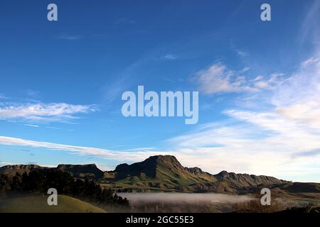 Vues panoramiques sur la chaîne de craggie, le pic de te Mata et les chutes de Maraetotara, Hawkes Bay, Nouvelle-Zélande Banque D'Images