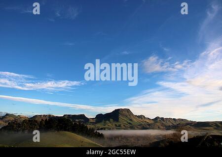 Vues panoramiques sur la chaîne de craggie, le pic de te Mata et les chutes de Maraetotara, Hawkes Bay, Nouvelle-Zélande Banque D'Images