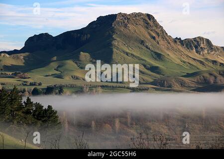 Vues panoramiques sur la chaîne de craggie, le pic de te Mata et les chutes de Maraetotara, Hawkes Bay, Nouvelle-Zélande Banque D'Images