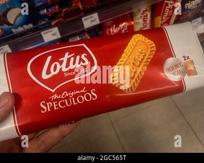Photo d'un paquet de biscuits avec le logo de Lotus Speculoos à vendre à Belgrade. Aussi appelé Biscoff, Lotus est le principal productrice de Speculoos en être Banque D'Images
