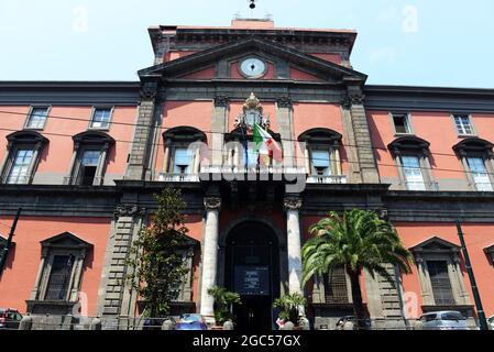 Façade du musée archéologique national de Naples, Italie. Banque D'Images