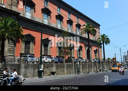 Façade du musée archéologique national de Naples, Italie. Banque D'Images