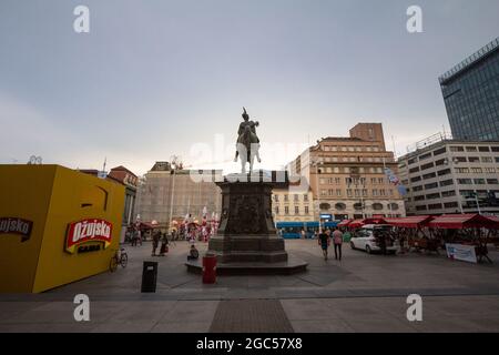 Photo de la trg Bana Jelacica à Zagreb au crépuscule. La place Ban Jelacic est la place centrale de la ville de Zagreb, en Croatie, nommée d'après Ban Josip Jelacic Banque D'Images