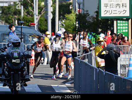 Sapporo, Japon. 7 août 2021. Les athlètes participent à la finale du marathon féminin aux Jeux Olympiques de Tokyo 2020 à Sapporo, Japon, le 7 août 2021. Credit: Guo Chen/Xinhua/Alay Live News Banque D'Images