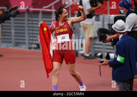 Tokyo, Japon. 6 août 2021. LIU Shiying (CHN) célèbre sa médaille d'or avec le drapeau chinois Athlétisme : la finale de la projection Javelin des femmes lors des Jeux Olympiques de Tokyo 2020 au Stade National de Tokyo, Japon . Credit: YUTAKA/AFLO SPORT/Alay Live News Banque D'Images