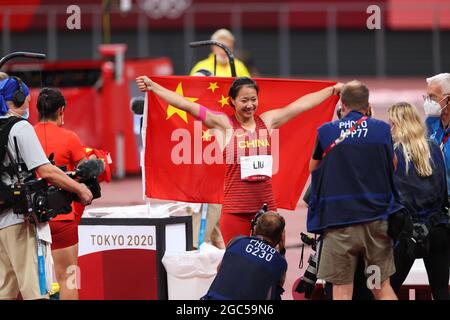 Tokyo, Japon. 6 août 2021. LIU Shiying (CHN) célèbre sa médaille d'or avec le drapeau chinois Athlétisme : la finale de la projection Javelin des femmes lors des Jeux Olympiques de Tokyo 2020 au Stade National de Tokyo, Japon . Credit: YUTAKA/AFLO SPORT/Alay Live News Banque D'Images