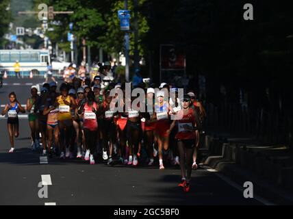 Sapporo, Japon. 7 août 2021. Les athlètes participent à la finale du marathon féminin aux Jeux Olympiques de Tokyo 2020 à Sapporo, Japon, le 7 août 2021. Credit: Guo Chen/Xinhua/Alay Live News Banque D'Images